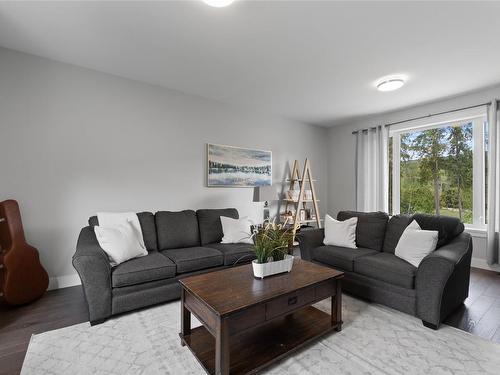 6970 Tillicum Road, Vernon, BC - Indoor Photo Showing Living Room