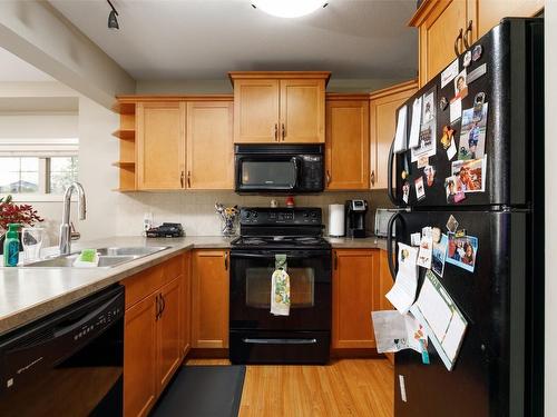 113-515 Gerstmar Road, Kelowna, BC - Indoor Photo Showing Kitchen With Double Sink