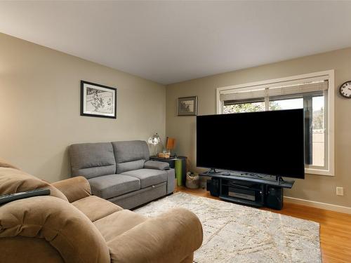 113-515 Gerstmar Road, Kelowna, BC - Indoor Photo Showing Living Room