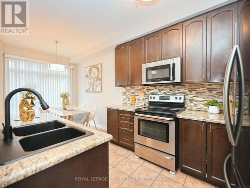 3843 Bloomington Crescent, Mississauga, ON - Indoor Photo Showing Kitchen With Double Sink With Upgraded Kitchen