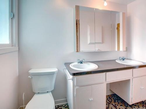 Salle de bains - 206 Rue Filion, Laval (Sainte-Rose), QC - Indoor Photo Showing Bathroom