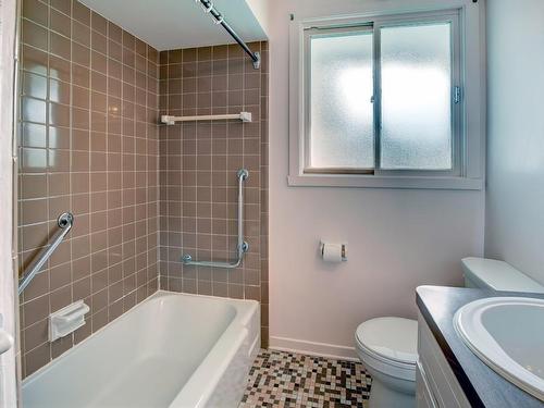 Salle de bains - 206 Rue Filion, Laval (Sainte-Rose), QC - Indoor Photo Showing Bathroom