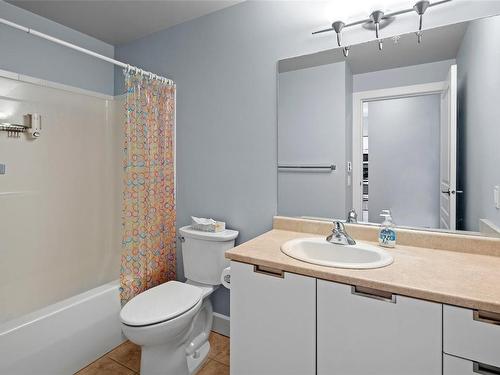 407-870 Short St, Saanich, BC - Indoor Photo Showing Bathroom