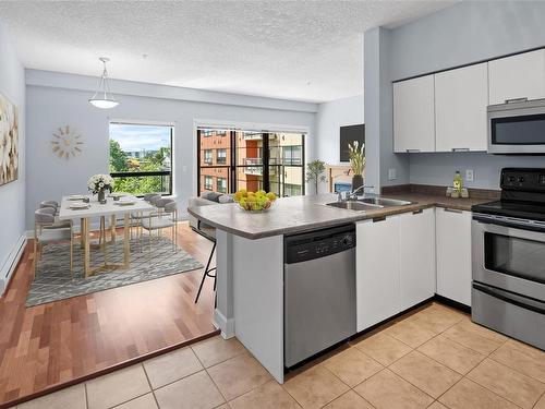 407-870 Short St, Saanich, BC - Indoor Photo Showing Kitchen With Double Sink
