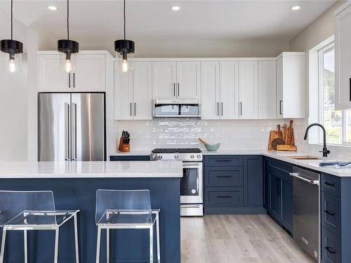 428 Colonia Dr South, Ladysmith, BC - Indoor Photo Showing Kitchen With Stainless Steel Kitchen With Upgraded Kitchen