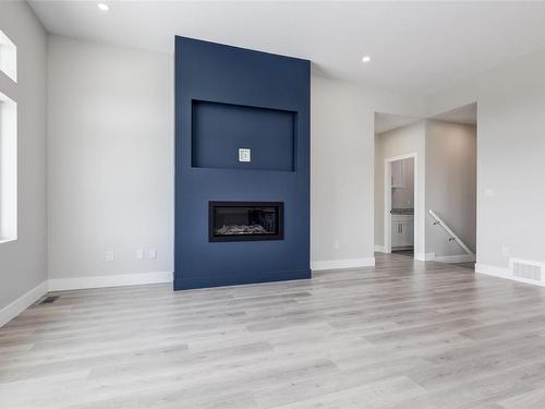 428 Colonia Dr South, Ladysmith, BC - Indoor Photo Showing Living Room With Fireplace