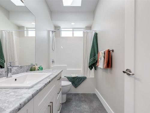 428 Colonia Dr South, Ladysmith, BC - Indoor Photo Showing Bathroom