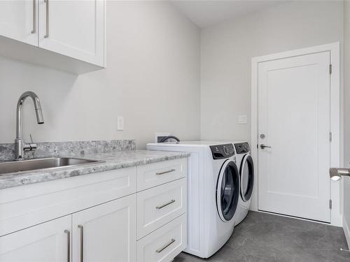 428 Colonia Dr South, Ladysmith, BC - Indoor Photo Showing Laundry Room
