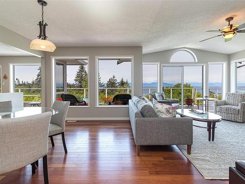 3998 Gulfview Dr, Nanaimo, BC - Indoor Photo Showing Living Room
