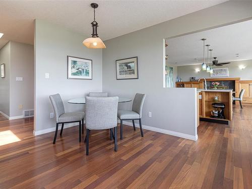 3998 Gulfview Dr, Nanaimo, BC - Indoor Photo Showing Dining Room