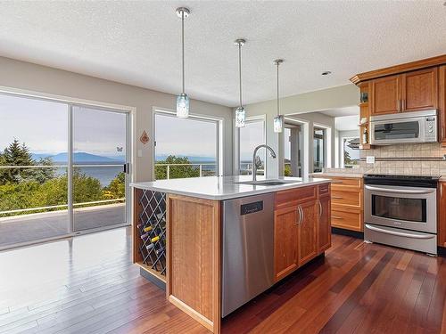 3998 Gulfview Dr, Nanaimo, BC - Indoor Photo Showing Kitchen With Upgraded Kitchen