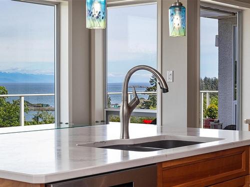 3998 Gulfview Dr, Nanaimo, BC - Indoor Photo Showing Kitchen With Double Sink
