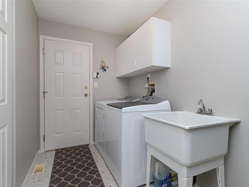 3998 Gulfview Dr, Nanaimo, BC - Indoor Photo Showing Laundry Room