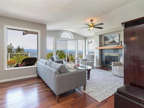 3998 Gulfview Dr, Nanaimo, BC - Indoor Photo Showing Living Room With Fireplace