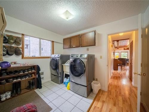 375 Neill St, Tofino, BC - Indoor Photo Showing Laundry Room