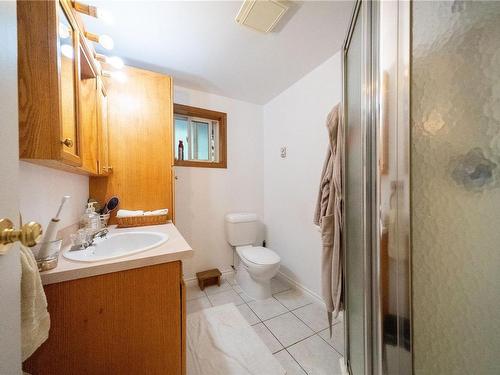 375 Neill St, Tofino, BC - Indoor Photo Showing Bathroom