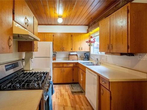 375 Neill St, Tofino, BC - Indoor Photo Showing Kitchen With Double Sink