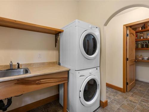 2100 Parkway Pl, Errington, BC - Indoor Photo Showing Laundry Room