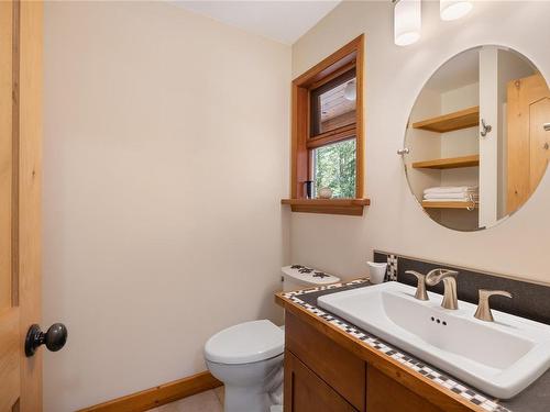 2100 Parkway Pl, Errington, BC - Indoor Photo Showing Bathroom