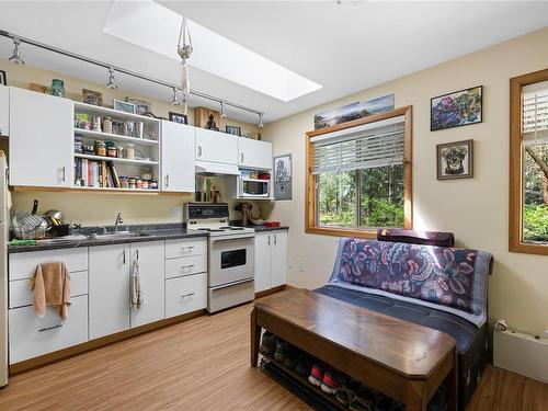 2100 Parkway Pl, Errington, BC - Indoor Photo Showing Kitchen