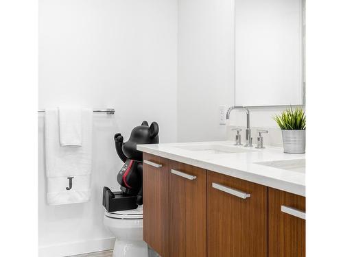 1105-707 Courtney St, Victoria, BC - Indoor Photo Showing Bathroom