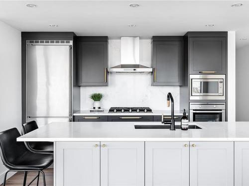 1105-707 Courtney St, Victoria, BC - Indoor Photo Showing Kitchen With Upgraded Kitchen
