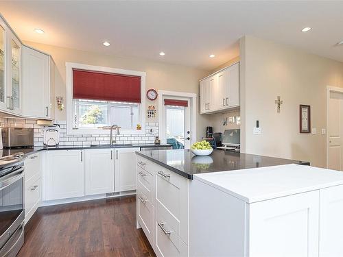 9918 Victoria Rd, Chemainus, BC - Indoor Photo Showing Kitchen With Upgraded Kitchen