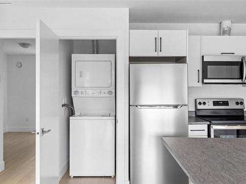 915 Greystone Pl, Langford, BC - Indoor Photo Showing Kitchen With Stainless Steel Kitchen