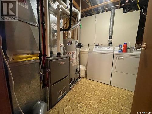 5 2Nd Avenue W, Maple Creek, SK - Indoor Photo Showing Laundry Room