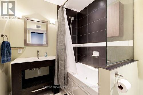 266 Paling Avenue, Hamilton, ON - Indoor Photo Showing Bathroom