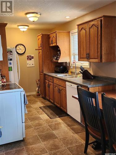 1412 Hochelaga Street W, Moose Jaw, SK - Indoor Photo Showing Kitchen With Double Sink