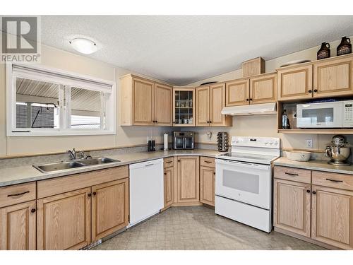900 10 Avenue Se Unit# 7, Salmon Arm, BC - Indoor Photo Showing Kitchen With Double Sink