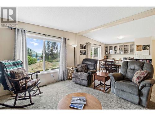 900 10 Avenue Se Unit# 7, Salmon Arm, BC - Indoor Photo Showing Living Room