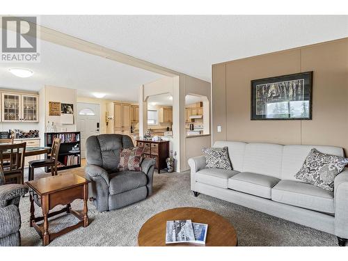 900 10 Avenue Se Unit# 7, Salmon Arm, BC - Indoor Photo Showing Living Room