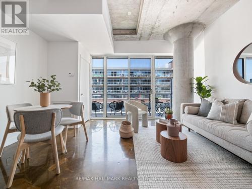 601 - 201 Carlaw Avenue, Toronto (South Riverdale), ON - Indoor Photo Showing Living Room