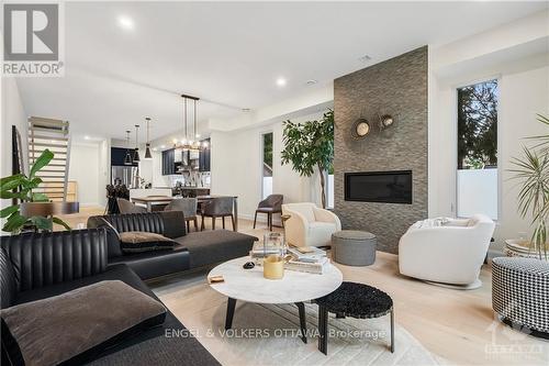 527 Broadhead Avenue, Ottawa, ON - Indoor Photo Showing Living Room