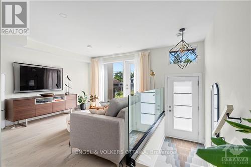 527 Broadhead Avenue, Ottawa, ON - Indoor Photo Showing Living Room