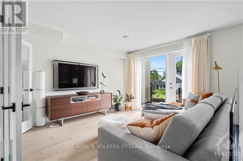 527 Broadhead Avenue, Ottawa, ON - Indoor Photo Showing Living Room