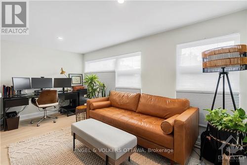 527 Broadhead Avenue, Ottawa, ON - Indoor Photo Showing Living Room