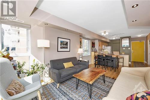 445 Laurier Avenue W Unit#302, Ottawa, ON - Indoor Photo Showing Living Room