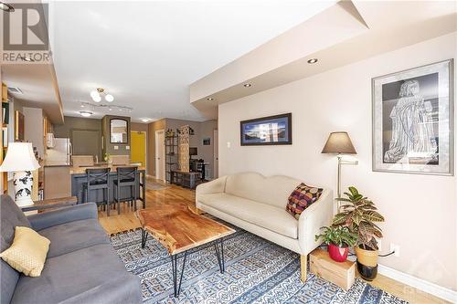 445 Laurier Avenue W Unit#302, Ottawa, ON - Indoor Photo Showing Living Room