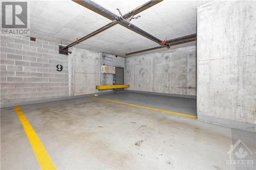 445 Laurier Avenue W Unit#302, Ottawa, ON - Indoor Photo Showing Garage