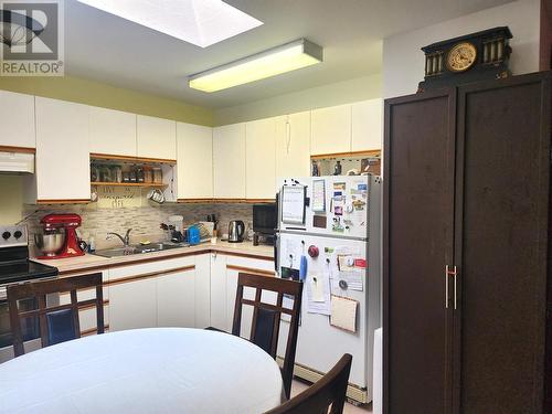 5683 97N Highway, Falkland, BC - Indoor Photo Showing Kitchen With Double Sink