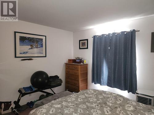 5683 97N Highway, Falkland, BC - Indoor Photo Showing Bedroom