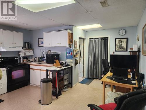 5683 97N Highway, Falkland, BC - Indoor Photo Showing Kitchen