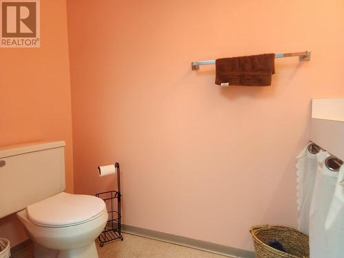 5683 97N Highway, Falkland, BC - Indoor Photo Showing Bathroom