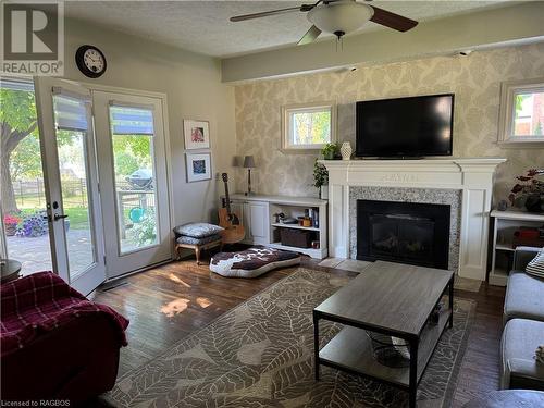 2095 4Th Avenue W, Owen Sound, ON - Indoor Photo Showing Living Room With Fireplace