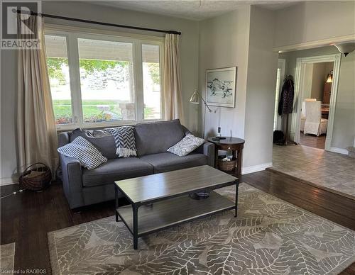 2095 4Th Avenue W, Owen Sound, ON - Indoor Photo Showing Living Room