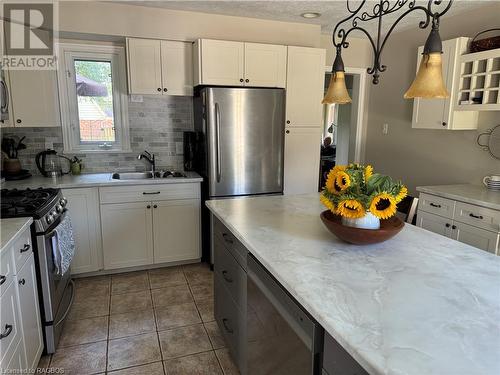 2095 4Th Avenue W, Owen Sound, ON - Indoor Photo Showing Kitchen With Double Sink