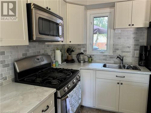 2095 4Th Avenue W, Owen Sound, ON - Indoor Photo Showing Kitchen With Double Sink